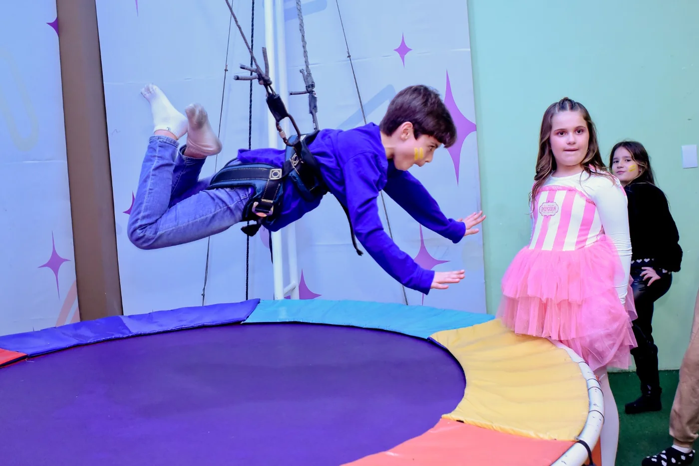Criança saltando no Big Jump da casa de festas Pimpão