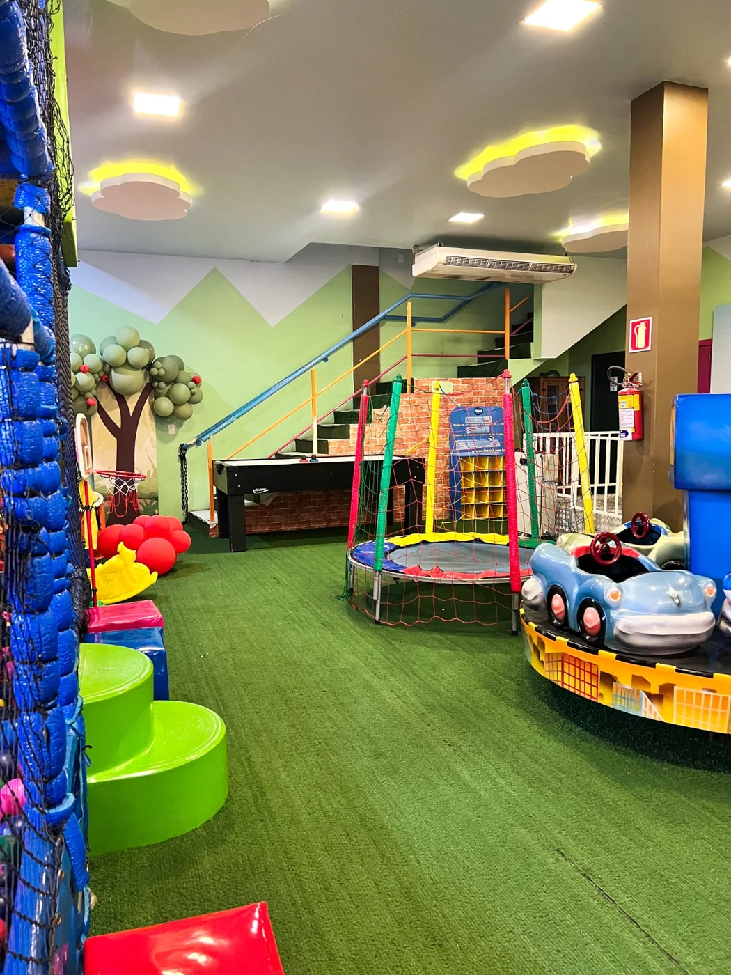 Playground com brinquedão, carrossel e cama elástica