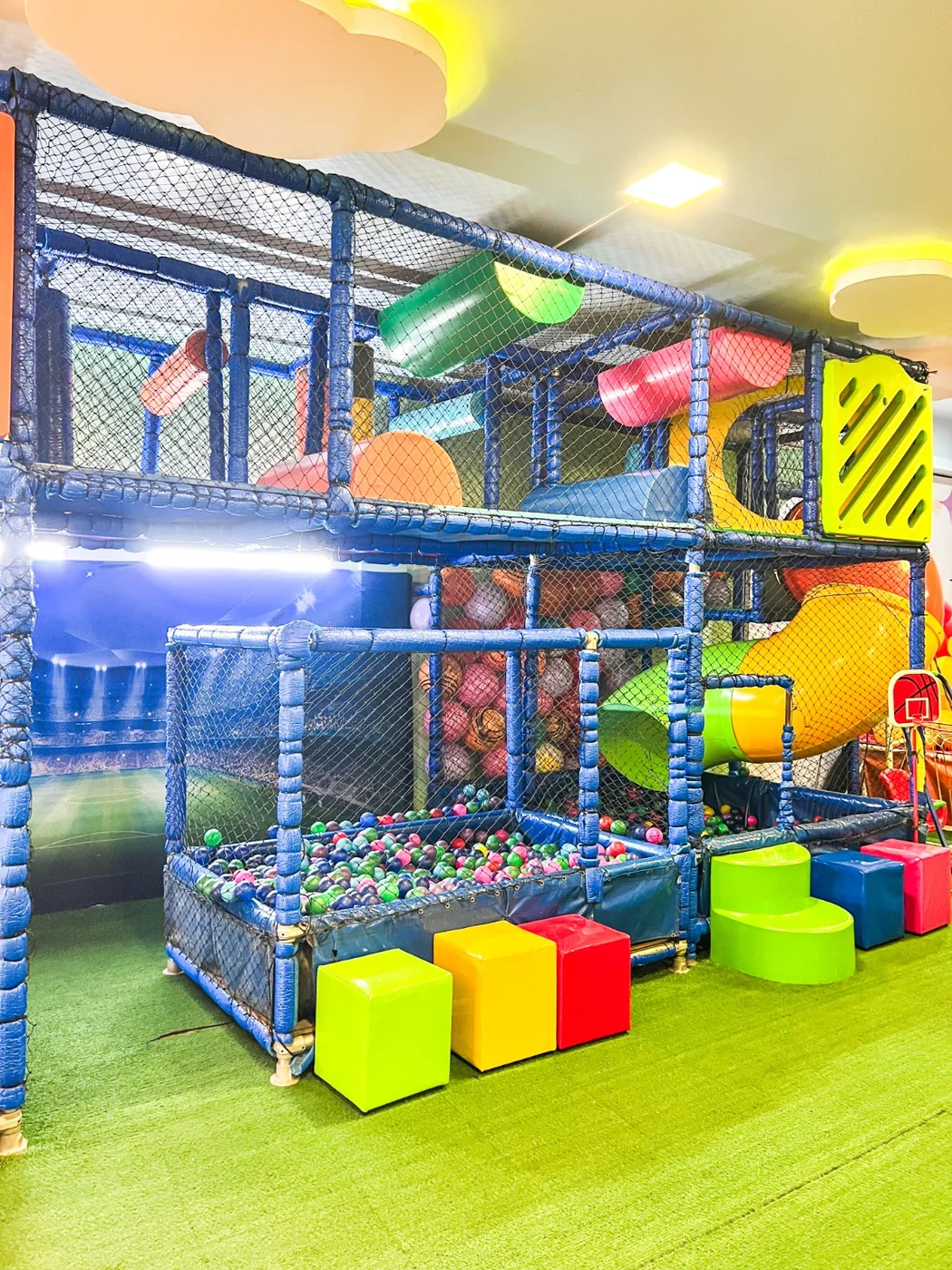 Brinquedão com piscina de bolinhas