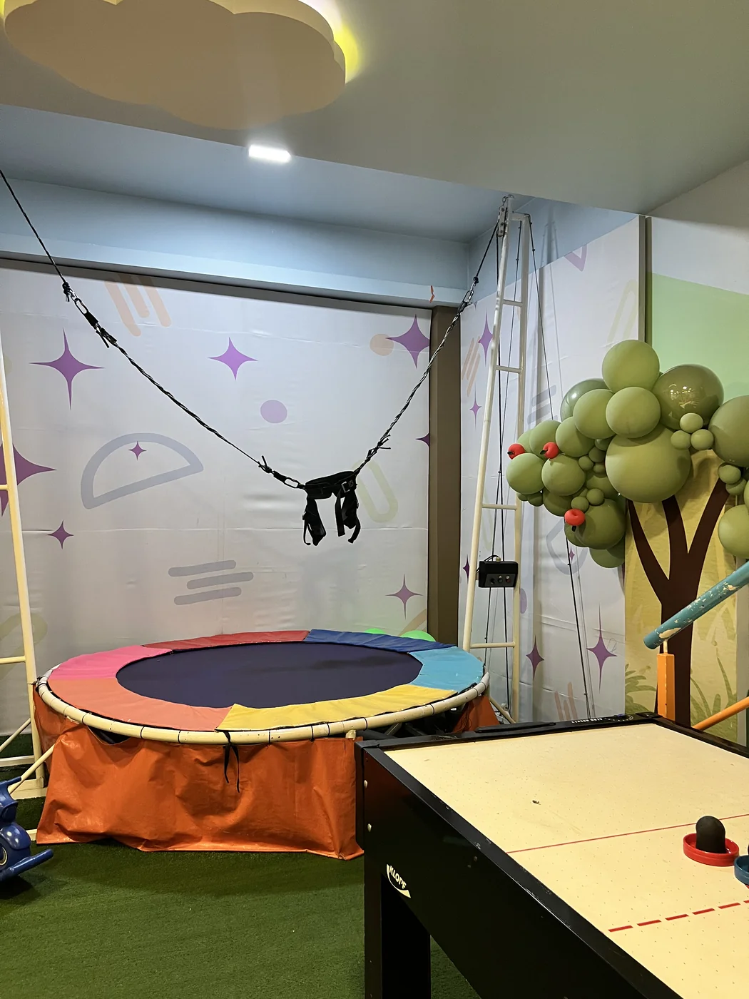 Cama elástica Big Jump no salão decorado com balões