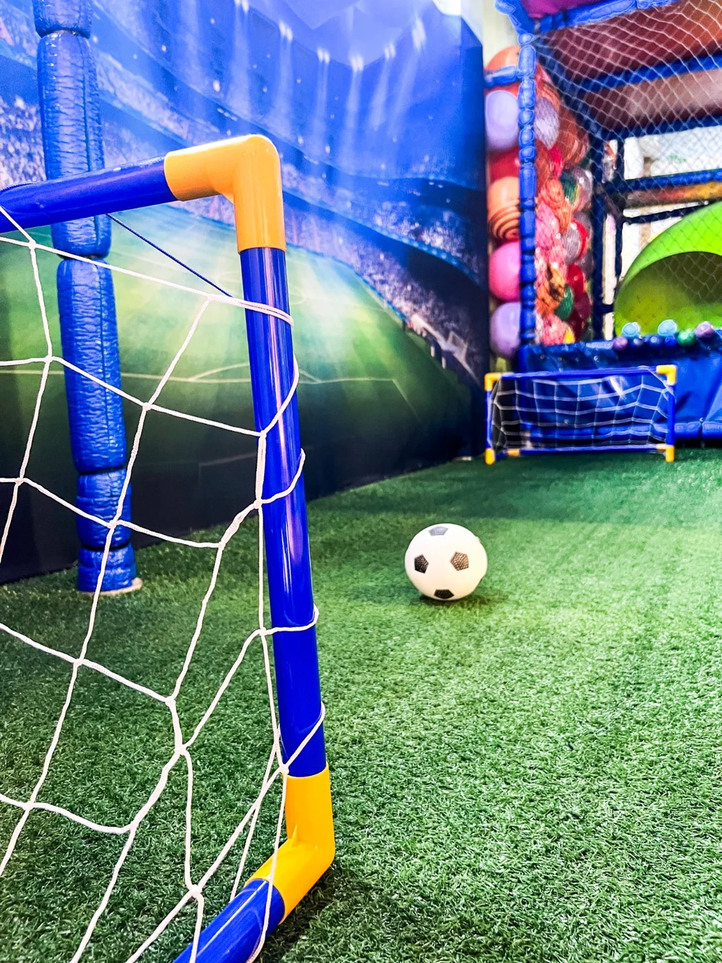 Mini campo de futebol infantil com grama sintética