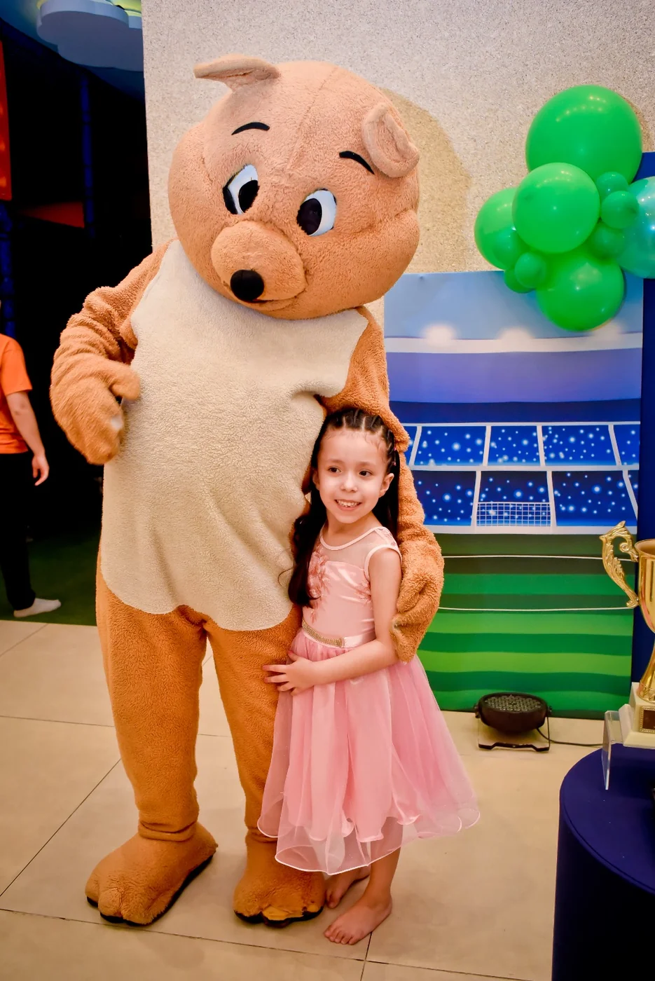Mascote Pimpão com aniversariante