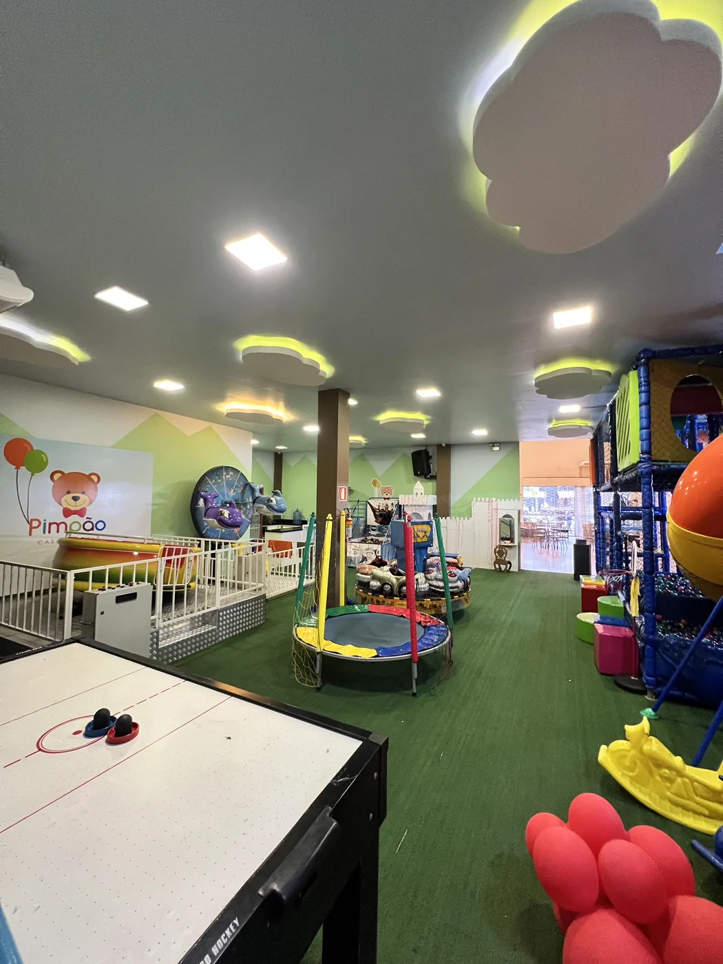 Salão climatizado do Pimpão decorado com balões para celebrações