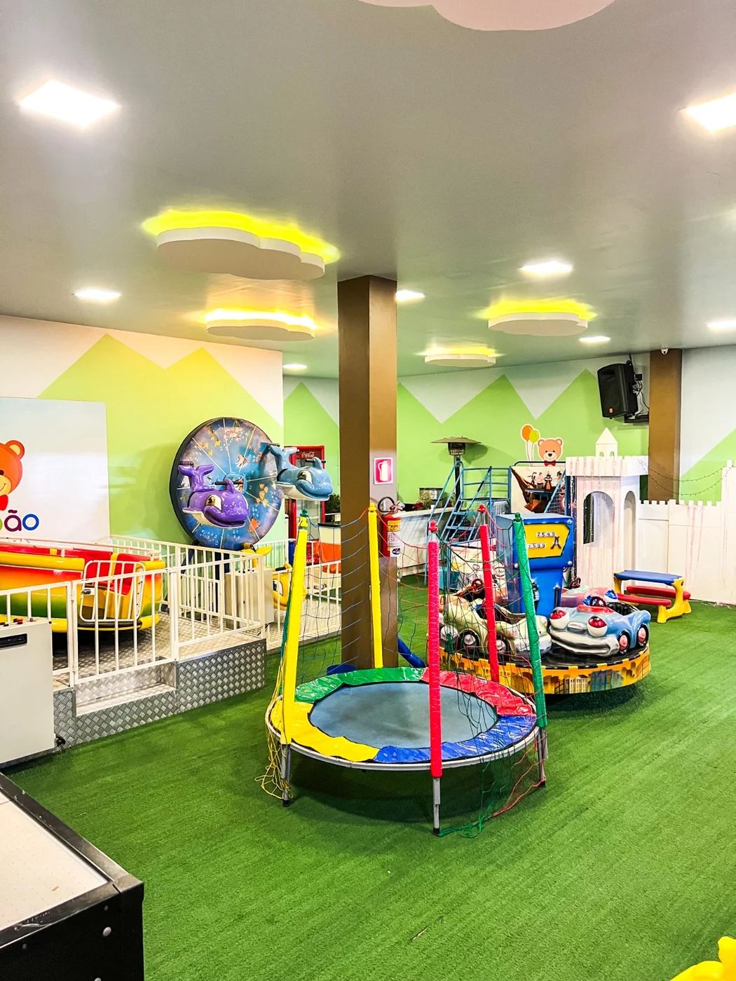 Salão climatizado de 400m² do Pimpão com playground, cama elástica e área baby